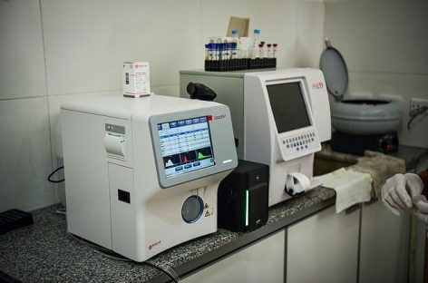 Nuevos y modernos equipos para análisis de sangre en el Hospital Municipal de Garín y las UDP Matheu y Savio