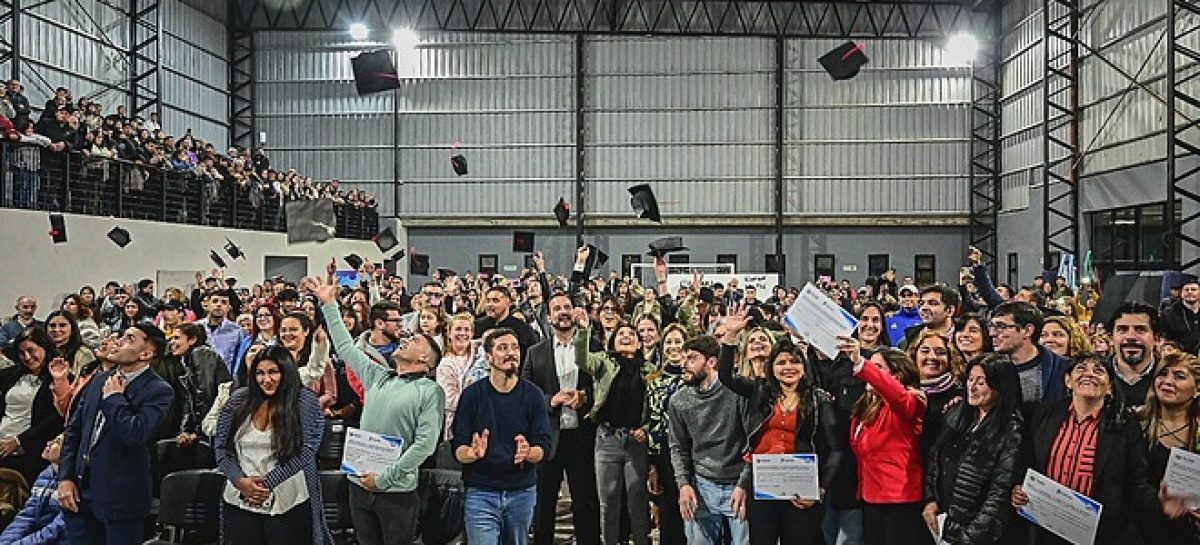 Recibieron sus diplomas 170 alumnos y alumnas que finalizaron sus estudios a través del Plan FinEs