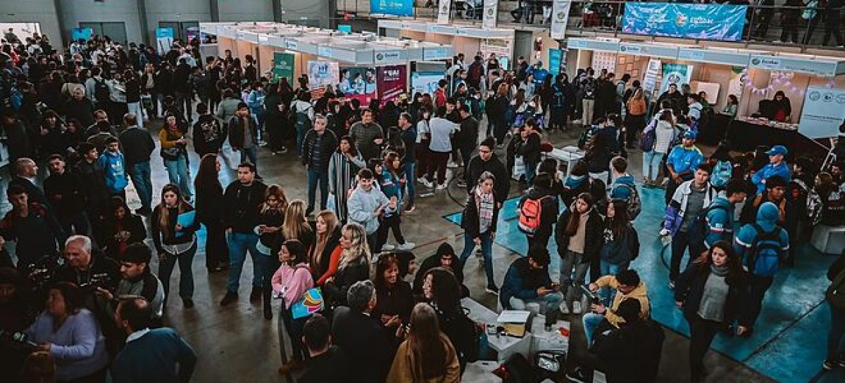 Con la participación de instituciones educativas y estudiantes, se desarrolla la 8ª edición de la Feria Universitaria de Escobar