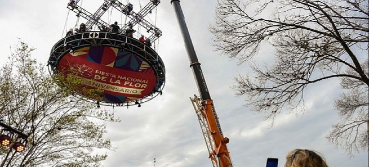 En la plaza de Escobar se instaló un Mirador 360°, inflables y una obra colectiva con flores y plantas artificiales