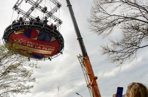 En la plaza de Escobar se instaló un Mirador 360°, inflables y una obra colectiva con flores y plantas artificiales