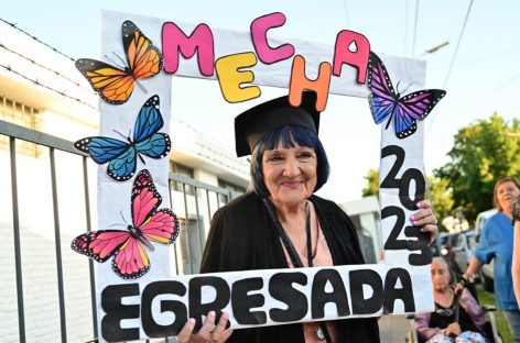 Mercedes cumplió su sueño: la vecina escobarense de 101 años egresó del secundario