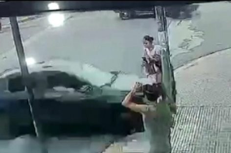Garín: impactante momento en que una mujer es atropellada en Garín (video); el conductor se dio a la fuga y luego fue detenido