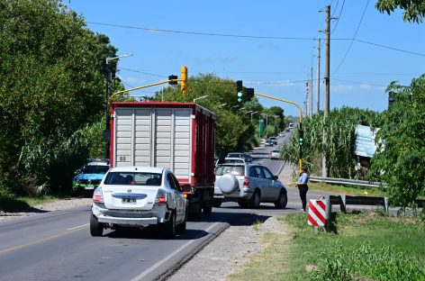 Fortalecimiento de la seguridad vial: La Municipalidad instaló los primeros dos de los veinte nuevos semáforos