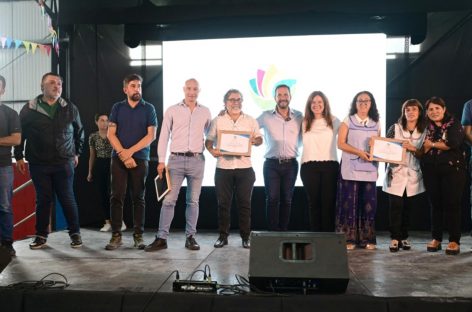 El barrio 24 de Febrero celebró su 40° aniversario con la inauguración de un polideportivo