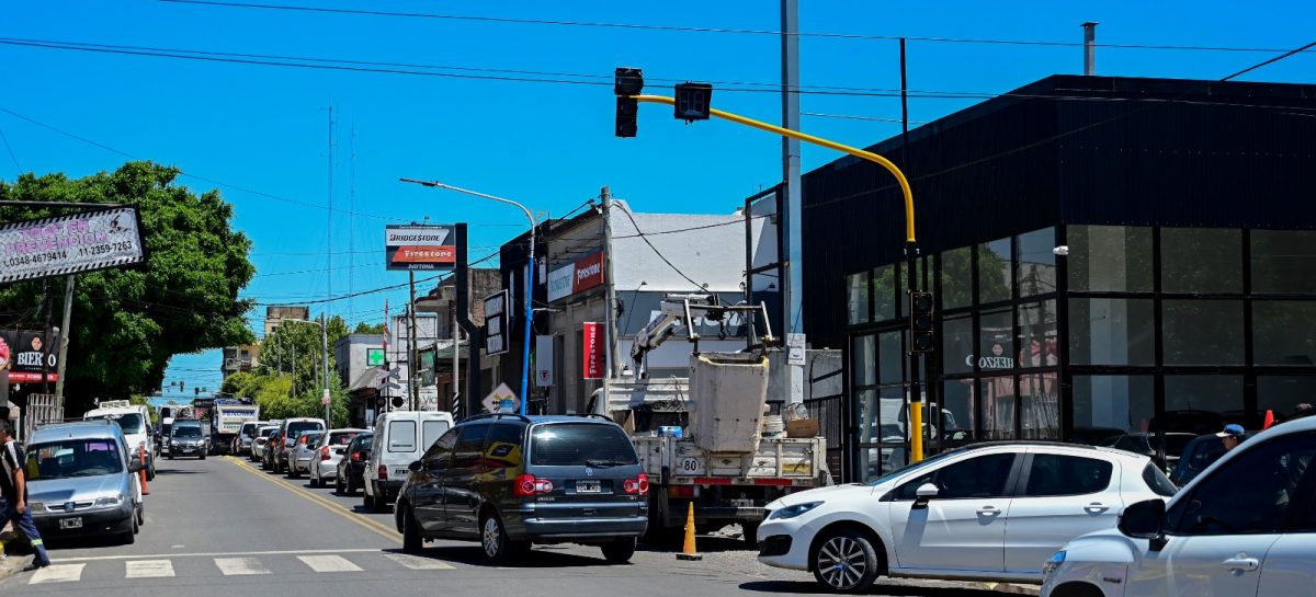 Instalaron un nuevo semáforo en una esquina céntrica de Escobar