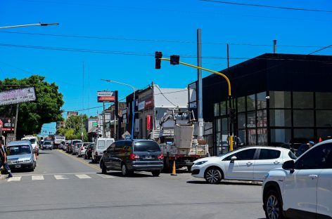Instalaron un nuevo semáforo en una esquina céntrica de Escobar